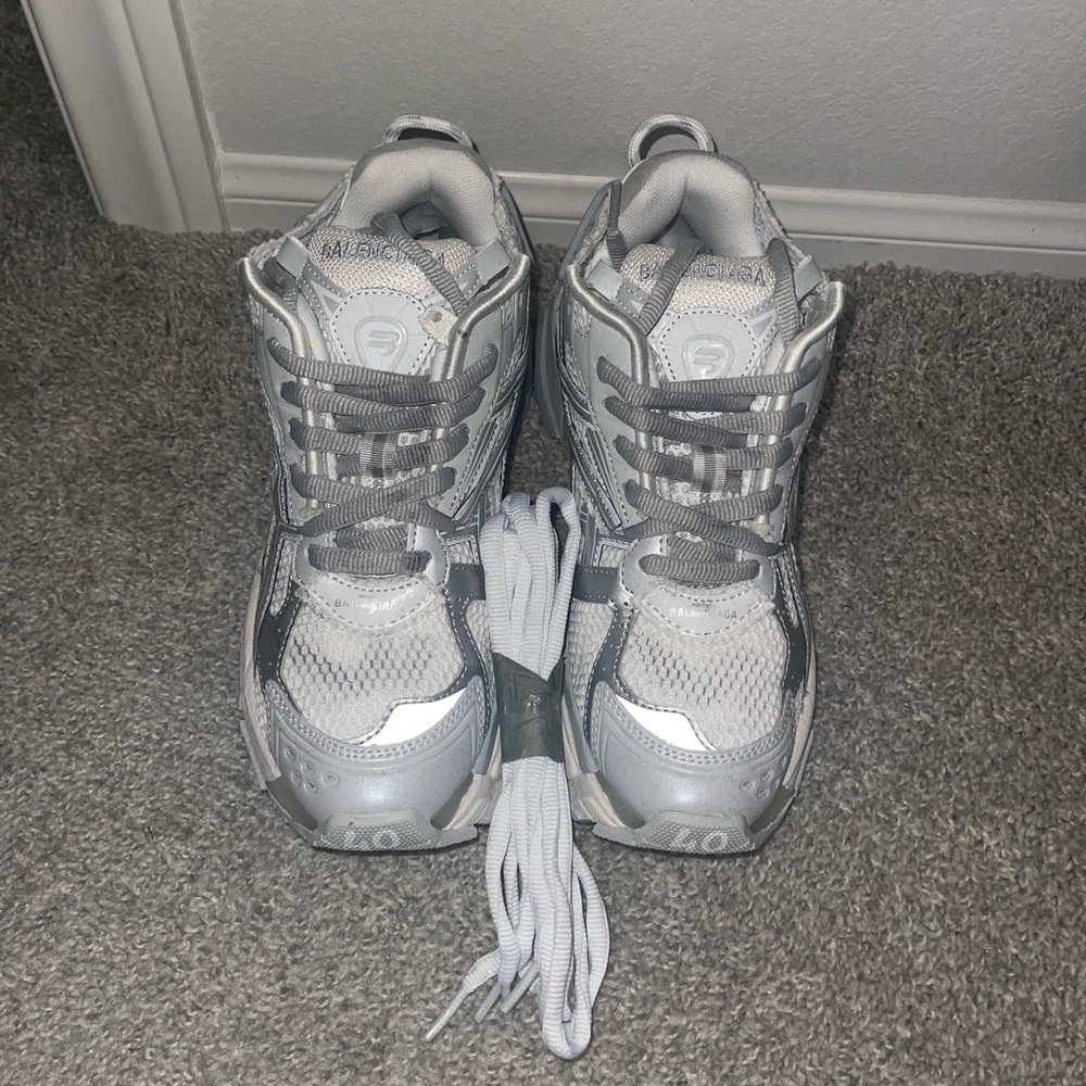 Bal. Silver & white Runners sneakers 🩶 - Picture 2 of 5